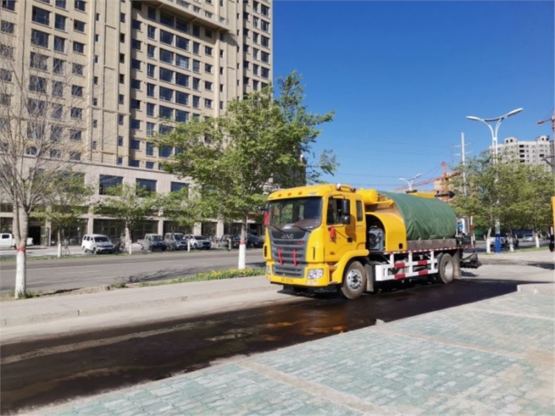 瀝青灑布車博爾塔拉LS小區(qū)內(nèi)施工現(xiàn)場(chǎng)